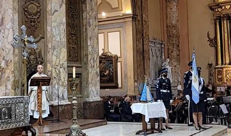El Card. Poli llama a seguir considerando a la Policía Federal Argentina como una familia El Card. Poli llama a seguir considerando a la Policía Federal Argentina como una familia