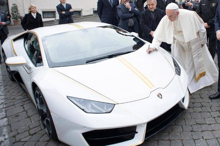 El dinero de la venta del Lamborghini papal apoyará a los cristianos en Irak El dinero de la venta del Lamborghini papal apoyará a los cristianos en Irak