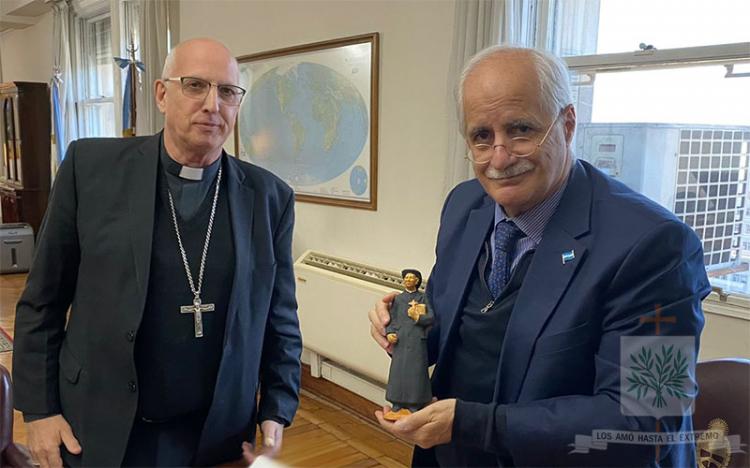 El obispo castrense fue recibido por el ministro de Defensa El obispo castrense fue recibido por el ministro de Defensa