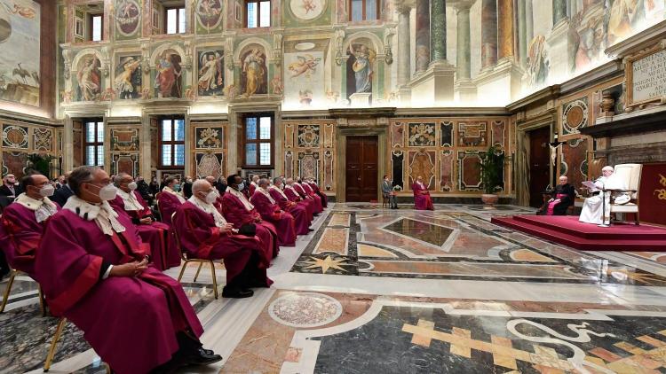 El Papa a la Rota romana: cuida siempre del "bien de la familia" El Papa a la Rota romana: cuida siempre del "bien de la familia"