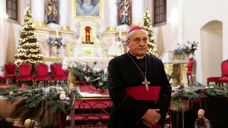 El Papa acepta la renuncia de arzobispo bielorruso, que estuvo exiliado 100 días