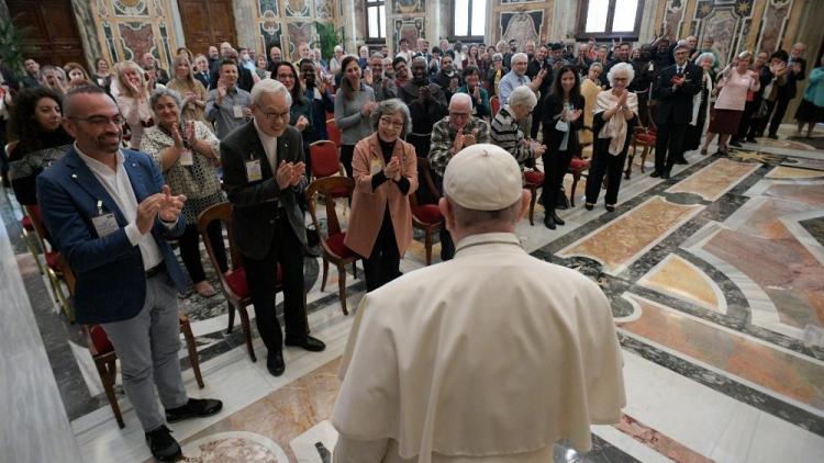El Papa anima a los franciscanos seglares a ser "artesanos de paz" El Papa anima a los franciscanos seglares a ser "artesanos de paz"