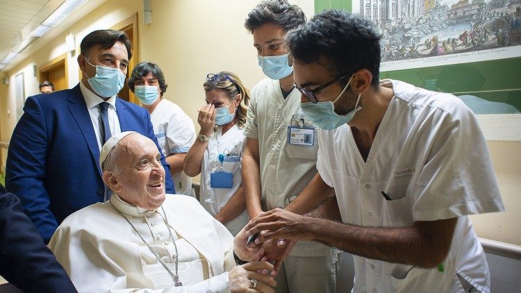 El Papa continúa con la rehabilitación y volverá al Vaticano "lo antes posible" El Papa continúa con la rehabilitación y volverá al Vaticano "lo antes posible"