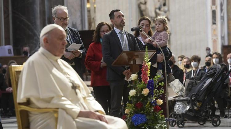 El Papa encomienda a María a toda la humanidad, duramente probada por la pandemia El Papa encomienda a María a toda la humanidad, duramente probada por la pandemia