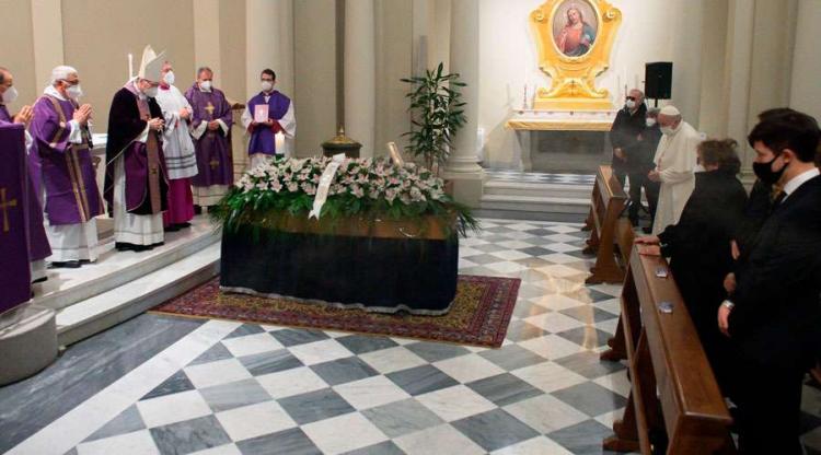 El papa Francisco asistió al funeral de su médico personal El papa Francisco asistió al funeral de su médico personal