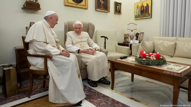 Francisco y Benedicto XVI recibieron la tercera dosis de la vacuna anticovid Francisco y Benedicto XVI recibieron la tercera dosis de la vacuna anticovid