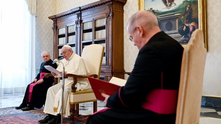 El Papa: La Biblia, el lugar donde Dios se cita con el hombre