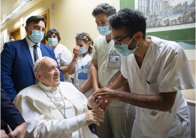 El Papa permanecerá en el hospital "unos días más", para completar el tratamiento El Papa permanecerá en el hospital "unos días más", para completar el tratamiento