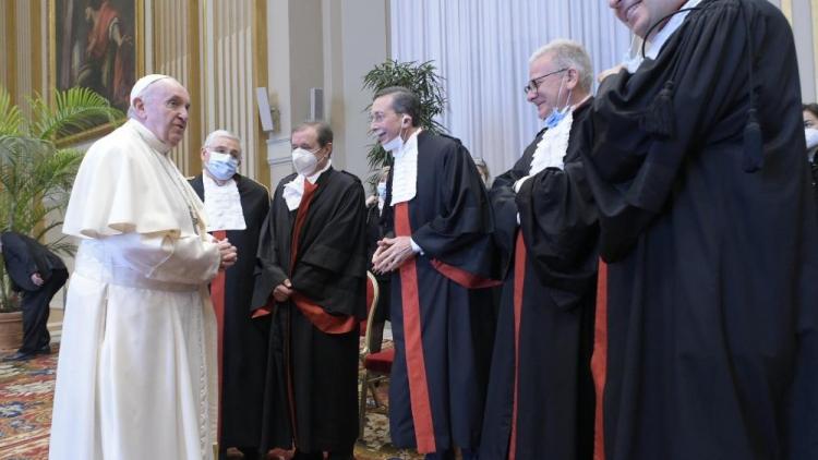 El Papa pide a jueces una lucha eficaz contra los delitos financieros El Papa pide a jueces una lucha eficaz contra los delitos financieros