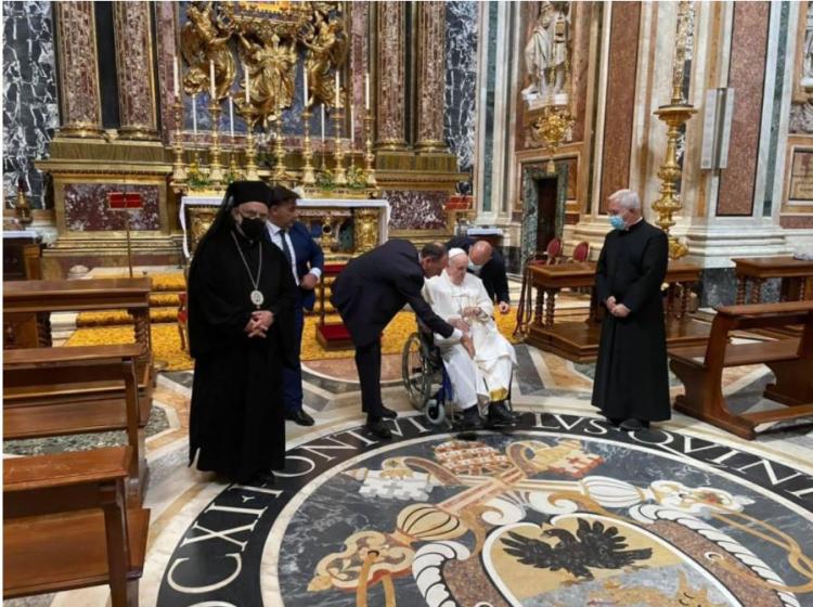 El Papa recibe el alta hospitalaria tras diez días internado por su operación de colon El Papa recibe el alta hospitalaria tras diez días internado por su operación de colon