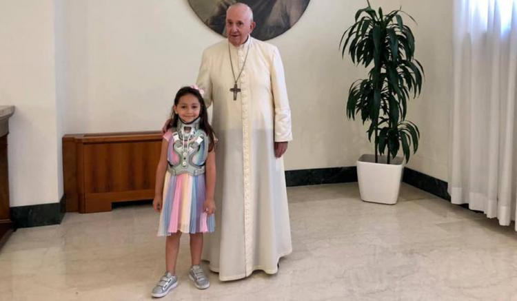El Papa recibió a la niña de 6 años que salvó su vida tras recibir un disparo de la 'Camorra' El Papa recibió a la niña de 6 años que salvó su vida tras recibir un disparo de la 'Camorra'