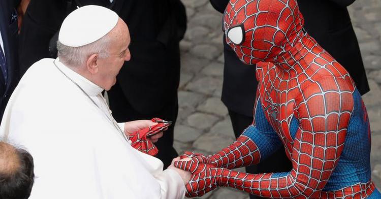 El 'Hombre araña' que hace sonreír a niños enfermos entregó su máscara al Papa El 'Hombre araña' que hace sonreír a niños enfermos entregó su máscara al Papa