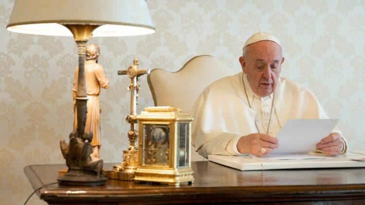 El Papa recuerda que el "espíritu de pobreza" es la llave de la felicidad para todos El Papa recuerda que el "espíritu de pobreza" es la llave de la felicidad para todos