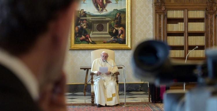 El Papa rezó por los que sufren y animó a periodistas a testimoniar la verdad