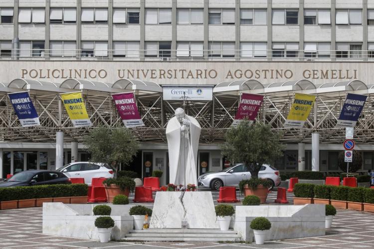 El Papa sigue recuperándose y el domingo rezará el Ángelus desde el hospital El Papa sigue recuperándose y el domingo rezará el Ángelus desde el hospital