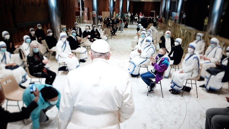 El Papa visita a personas vulnerables vacunadas en el Vaticano El Papa visita a personas vulnerables vacunadas en el Vaticano