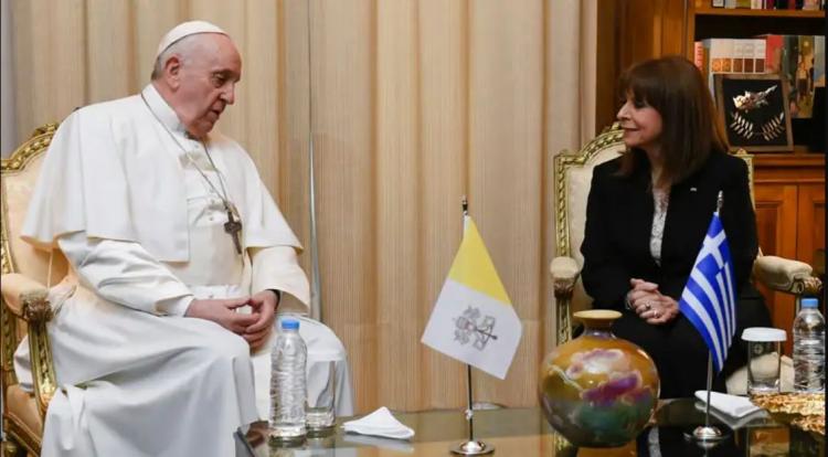El Papa visitó a la presidenta de Grecia y al primer ministro en el Palacio Presidencial El Papa visitó a la presidenta de Grecia y al primer ministro en el Palacio Presidencial
