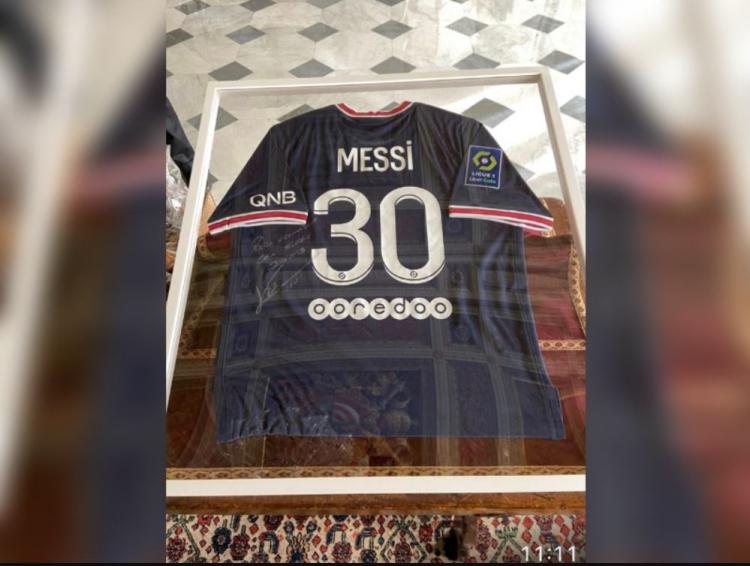 El primer ministro francés sorprende al Papa con un regalo de Messi El primer ministro francés sorprende al Papa con un regalo de Messi