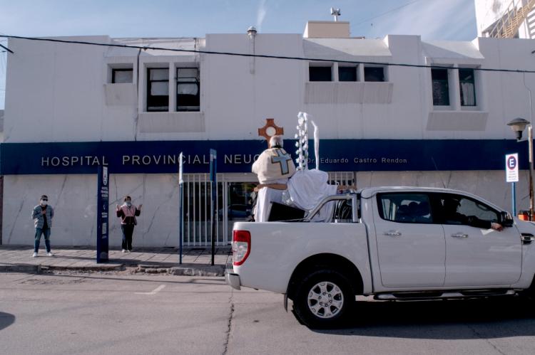 El Santísimo Sacramento recorrió las calles de Neuquén y bendijo a la comunidad El Santísimo Sacramento recorrió las calles de Neuquén y bendijo a la comunidad