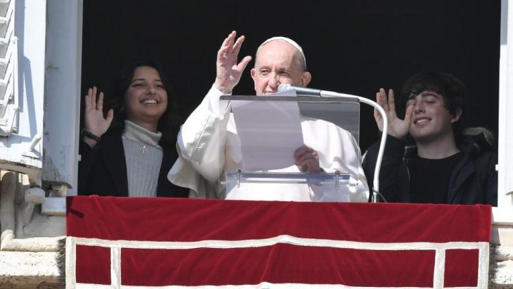 En el Ángelus, el Papa llamó a buscar la verdad de Jesús que nos libera