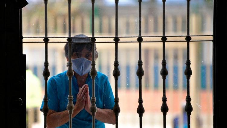 En carrera por conseguir oxígeno, se suspenden las misas presenciales en Perú En carrera por conseguir oxígeno, se suspenden las misas presenciales en Perú