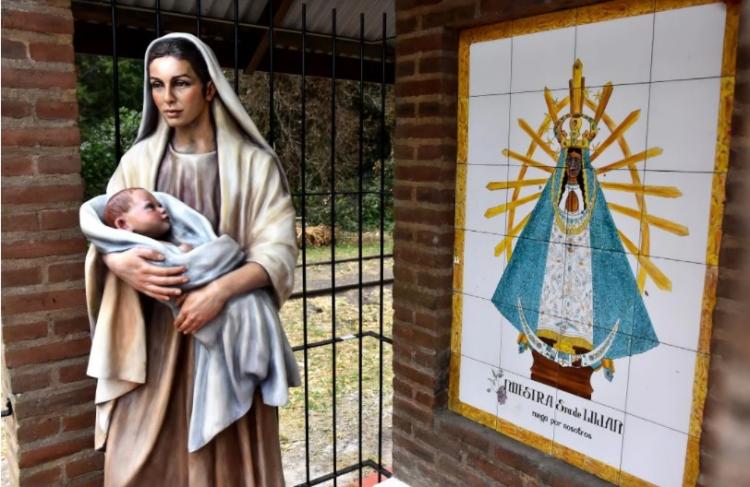 Entronizaron una imagen hiperrealista de la Virgen en una esquina de Mar del Plata Entronizaron una imagen hiperrealista de la Virgen en una esquina de Mar del Plata