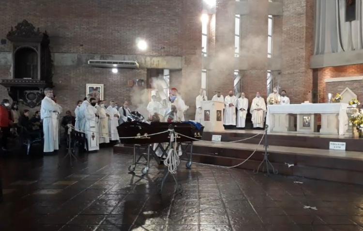 Emotiva despedida al presbítero Omar Di Mario, fallecido por Covid Emotiva despedida al presbítero Omar Di Mario, fallecido por Covid