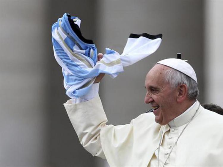 Francisco celebró las victorias de los seleccionados argentino e italiano Francisco celebró las victorias de los seleccionados argentino e italiano