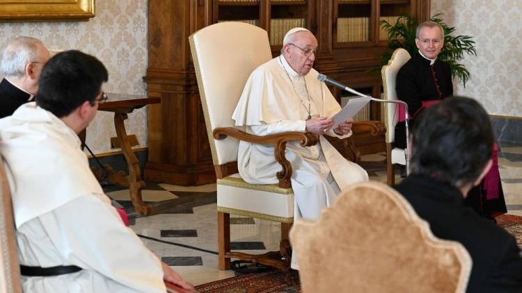 Francisco: El diálogo con Dios es una gracia Francisco: El diálogo con Dios es una gracia