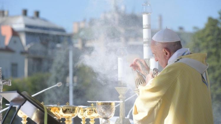 El Papa invitó a seguir a Jesús, "Pan partido para dar vida al mundo" El Papa invitó a seguir a Jesús, "Pan partido para dar vida al mundo"