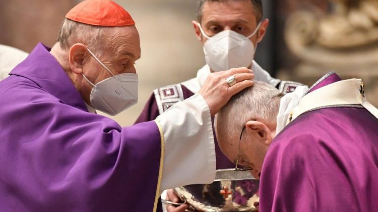 Francisco en el miércoles de Ceniza: Abajarnos para "besar las llagas abiertas" del Señor Francisco en el miércoles de Ceniza: Abajarnos para "besar las llagas abiertas" del Señor
