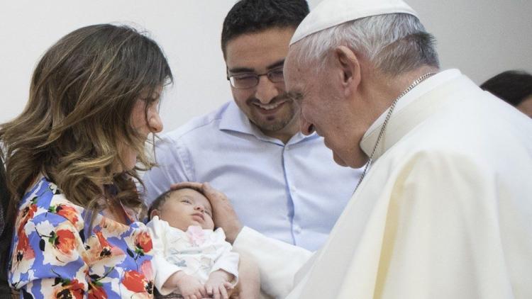 Francisco: la familia es fuerte si está abierta a la vida y unida en oración Francisco: la familia es fuerte si está abierta a la vida y unida en oración