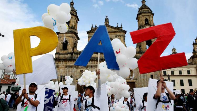 Francisco propone tres caminos hacia la paz: diálogo, educación y trabajo Francisco propone tres caminos hacia la paz: diálogo, educación y trabajo