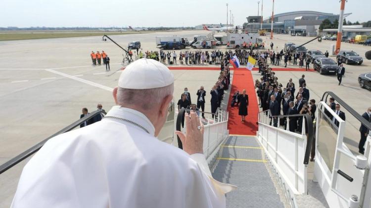 Francisco se despide de los eslovacos y regala una rosa de oro al santuario de Sastín Francisco se despide de los eslovacos y regala una rosa de oro al santuario de Sastín