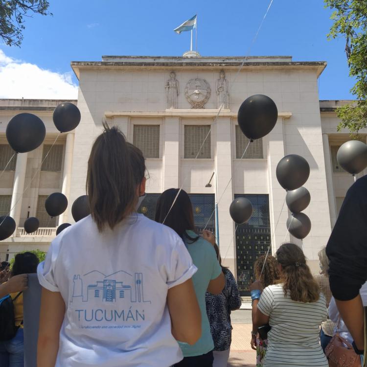 Globos negros en rechazo a la ley de aborto Globos negros en rechazo a la ley de aborto
