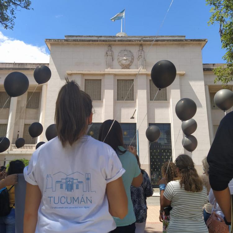 Globos negros en rechazo a la ley de aborto