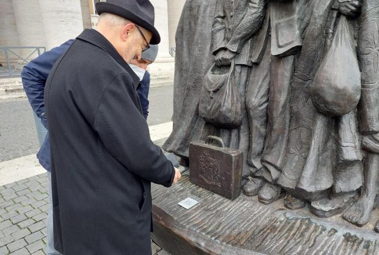 Instalan un código QR en la escultura de la Plaza de San Pedro que interpela sobre los migrantes Instalan un código QR en la escultura de la Plaza de San Pedro que interpela sobre los migrantes