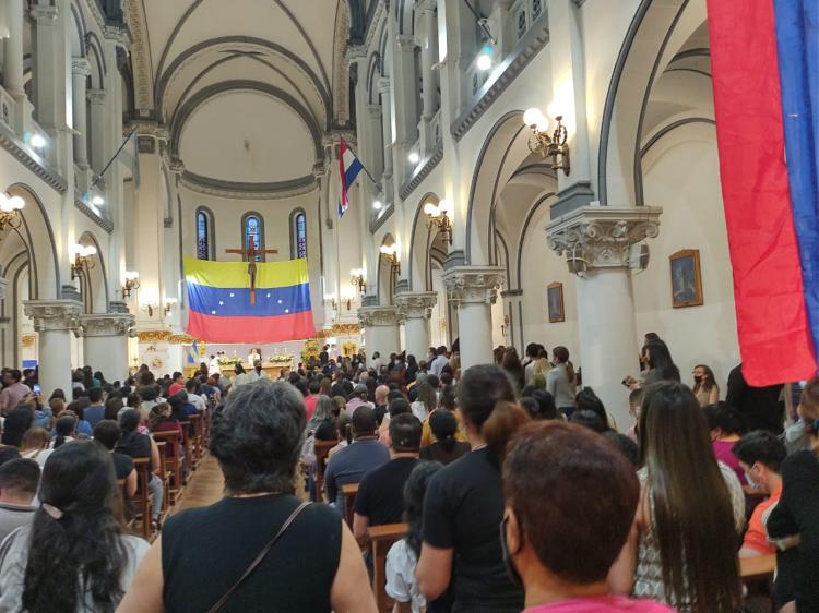 "La Chinita" convocó a una muchedumbre de fieles en Caballito "La Chinita" convocó a una muchedumbre de fieles en Caballito
