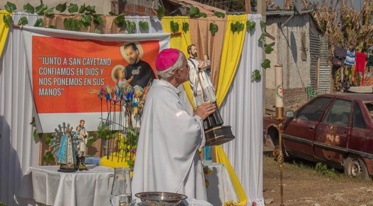 La comunidad de Laferrere recibe imagen de San Cayetano traída del santuario de Liniers La comunidad de Laferrere recibe imagen de San Cayetano traída del santuario de Liniers