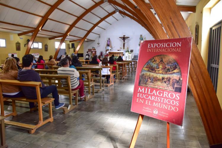 La exposición "Milagros eucarísticos por el mundo" sigue recorriendo la Argentina La exposición "Milagros eucarísticos por el mundo" sigue recorriendo la Argentina