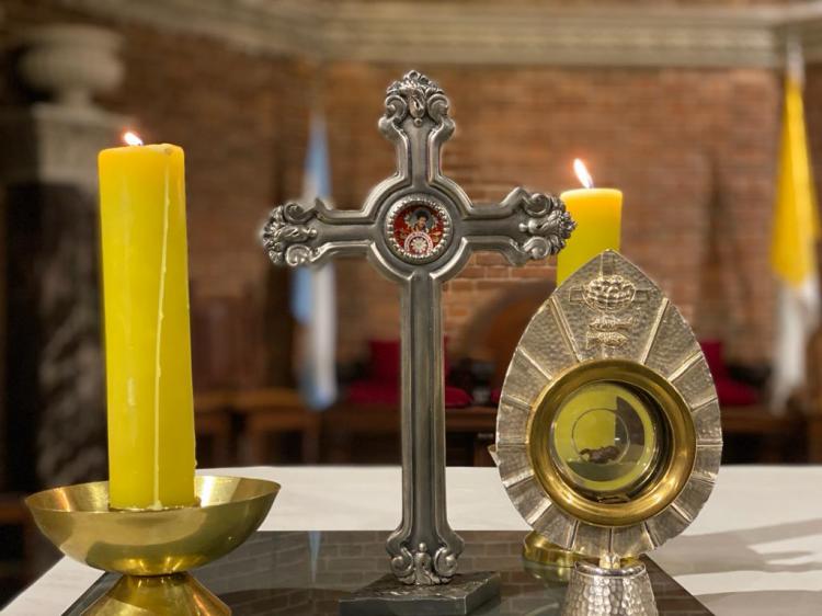 Una reliquia de Acutis llegó a la parroquia de Buenos Aires donde ocurrió el milagro eucarístico Una reliquia de Acutis llegó a la parroquia de Buenos Aires donde ocurrió el milagro eucarístico
