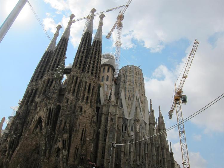 La Sagrada Familia de Barcelona reanuda su construcción, parada desde hace once meses La Sagrada Familia de Barcelona reanuda su construcción, parada desde hace once meses