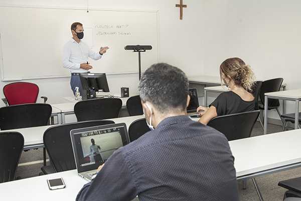 La UCA equipó 275 aulas para brindar clases híbridas La UCA equipó 275 aulas para brindar clases híbridas