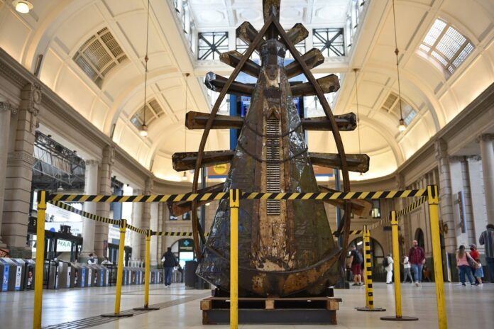 La "Virgen de Descarte" de Alejandro Marmo visita las estaciones de tren La "Virgen de Descarte" de Alejandro Marmo visita las estaciones de tren
