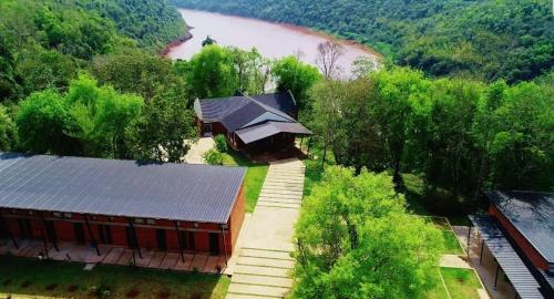 A orillas del río, el clero de Puerto Iguazú realiza ejercicios espirituales