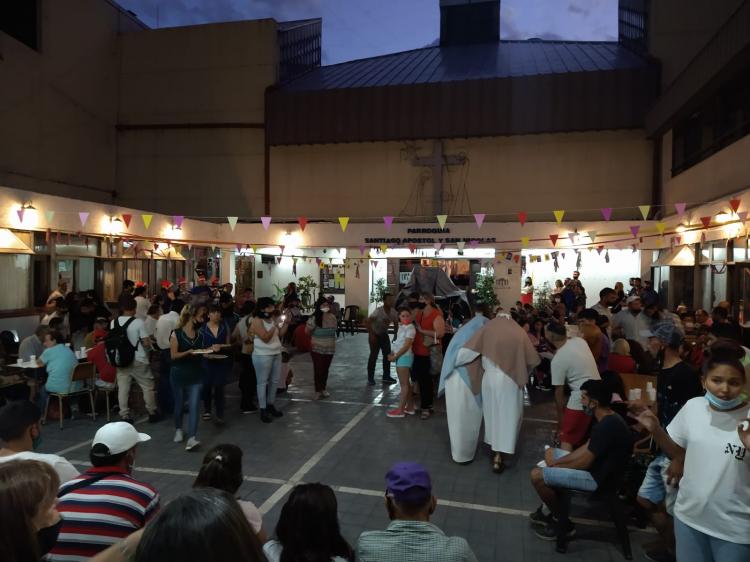 Más de 300 personas de la calle participaron de la Cena de Navidad en Mendoza Más de 300 personas de la calle participaron de la Cena de Navidad en Mendoza