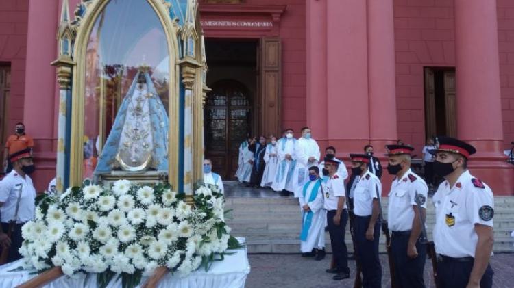 Miles de fieles viven la procesión solemne de la Virgen del Valle desde sus hogares Miles de fieles viven la procesión solemne de la Virgen del Valle desde sus hogares