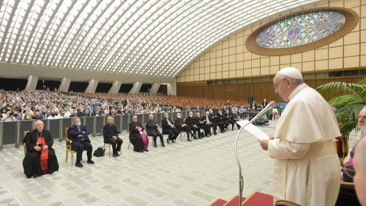 Mirar la realidad con los ojos de los pobres pidió el Papa a Cáritas Mirar la realidad con los ojos de los pobres pidió el Papa a Cáritas