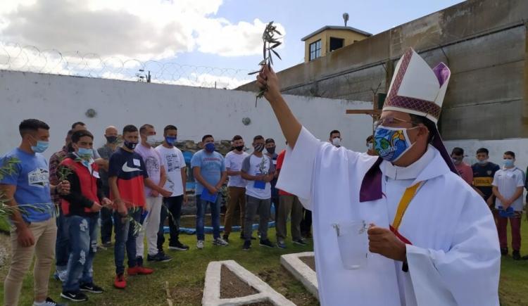 Misa y sacramentos a los reclusos del penal de Batán Misa y sacramentos a los reclusos del penal de Batán