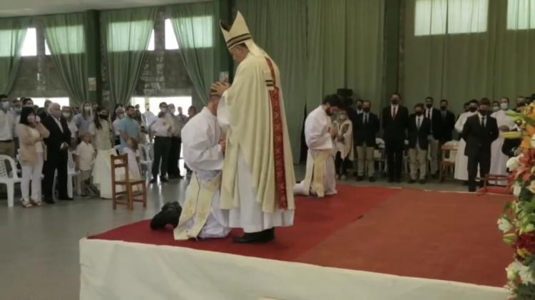 Mons. Araya ordenó dos sacerdotes para Cruz del Eje Mons. Araya ordenó dos sacerdotes para Cruz del Eje